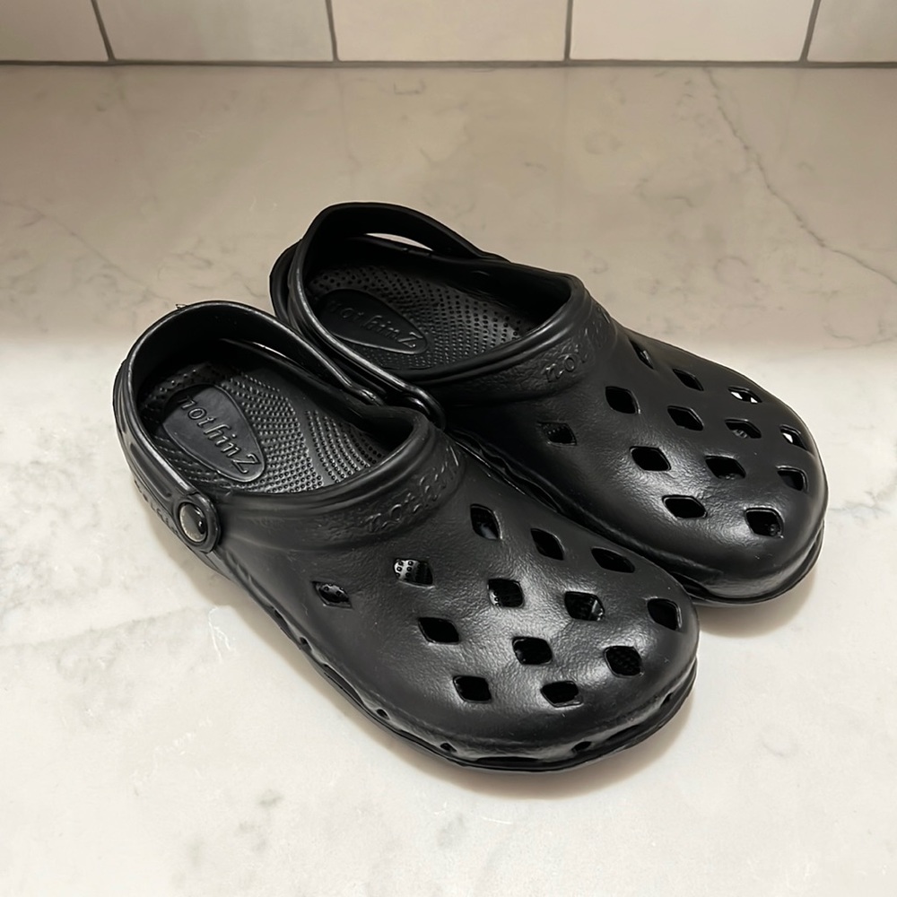 NWOT{nothinZ}Woman’s 8, Junior 6 Black Clog